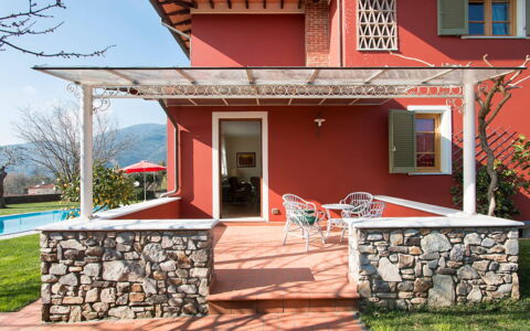 Villa Camaiore: Silla, Balcón, Sombra, Porche, Toldo, Planta De Casa, Pintar, Estructura Al Aire Libre, Hacienda, Villa
