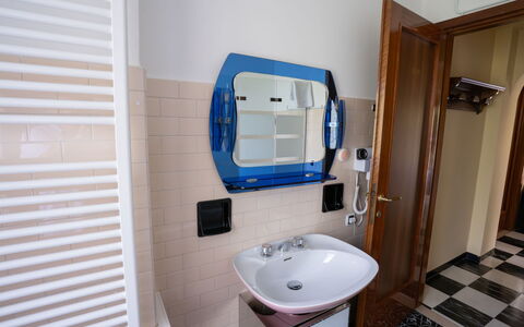 Miralago: Diseño De Interiores, Arreglo De Tubería, Plomería, Lavabo Del Baño, Baño, Espejo, Grifo, Lavabo, Loseta