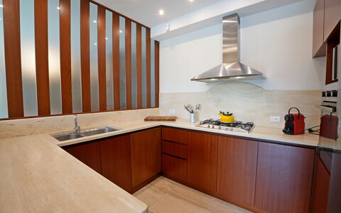 Villa Alex: Cocina, Piso, Mostrador, Madera, Diseño De Interiores, Aparato De Cocina, Gabinetes, Suelo, Techo, Electrodoméstico