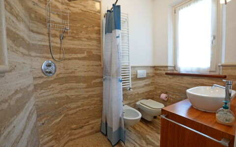Villa Alex: Piso, Madera, Suelo, Diseño De Interiores, Arreglo De Tubería, Habitación, Lavabo, Baño, Manchas De Madera, Grifo