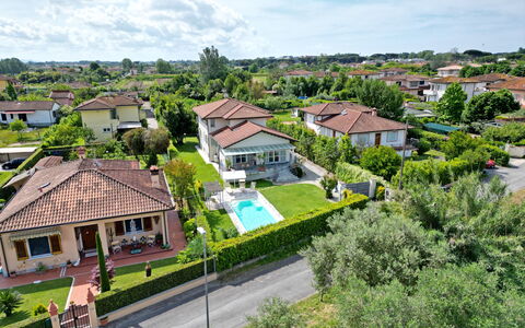 Villa Alex: Barrio Residencial, Casa, Casa, Techo, Barrio, Suburbio, Asentamientos Humanos, Inmuebles, Paisajismo, Jardín
