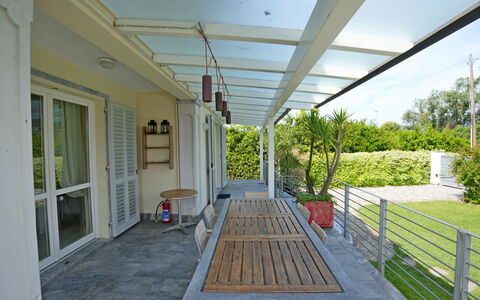 Villa Alex: Porche, Sombra, Puerta, Estructura Al Aire Libre, Cubierta, Maceta, Mueble Para Exteriores, Patio, Balcón, Pérgola