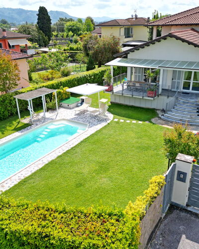 Villa Alex: Piscina, Barrio Residencial, Casa, Casa, Techo, Jardín, Inmuebles, Césped, Paisajismo, Ocio