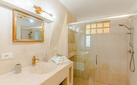 Casa Lea: Arreglo De Tubería, Baño, Pared, Diseño De Interiores, Piso, Lavabo Del Baño, Madera, Suelo, Grifo, Lavabo