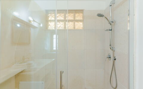 Casa Lea: Baño, Pared, Arreglo De Tubería, Diseño De Interiores, Piso, Alcachofa De La Ducha, Suelo, Ducha, Plomería, Encendiendo