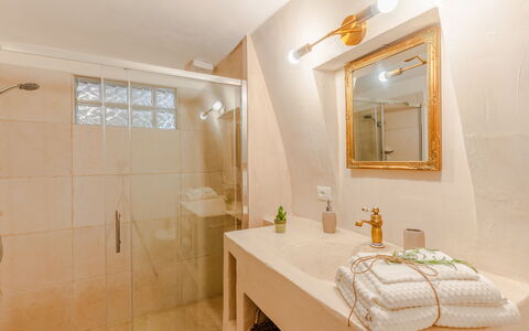 Casa Lea: Diseño De Interiores, Arreglo De Tubería, Baño, Pared, Piso, Madera, Suelo, Lavabo Del Baño, Grifo, Encendiendo