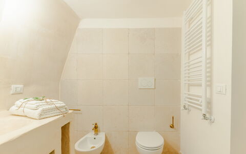 Casa Lea: Piso, Asiento Del Baño, Suelo, Pared, Baño, Baño, Arreglo De Tubería, Madera, Diseño De Interiores, Techo