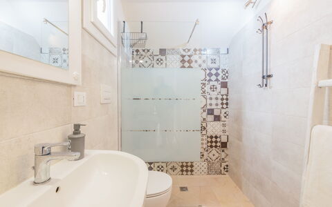 Dimora Storica: Baño, Piso, Arreglo De Tubería, Suelo, Diseño De Interiores, Baño, Asiento Del Baño, Plomería, Loseta, Grifo