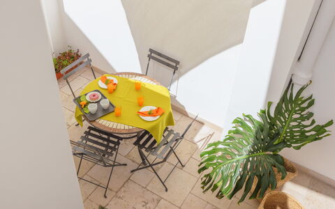 Dimora Storica: Madera, Mueble, Diseño De Interiores, Piso, Suelo, Mesa, Silla, Maceta, Planta De Casa, Cocina Y Comedor Mesa