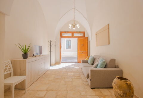 Casa Ettore: Piso, Suelo, Diseño De Interiores, Techo, Habitación, Suelos De Madera, Sala, Loseta, Manchas De Madera