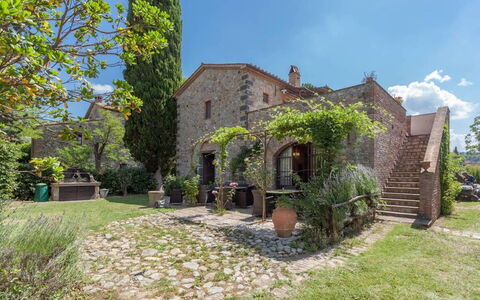 Appartamento La Torretta Di Pietra, Wifi, Perugia: Arbusto, Casa, Puerta, Casa, Inmuebles, Jardín, Cabaña, Ladrillo, Paisajismo