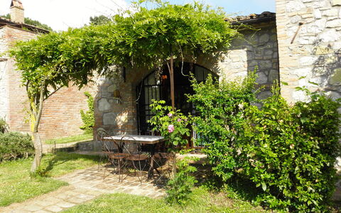 Appartamento Il Fienile Del Sole, Wifi, Perugia: Arbusto, Jardín, Ladrillo, Pared De Piedra, Sombra, Patio Interior, Yarda, Paisajismo, Hacienda