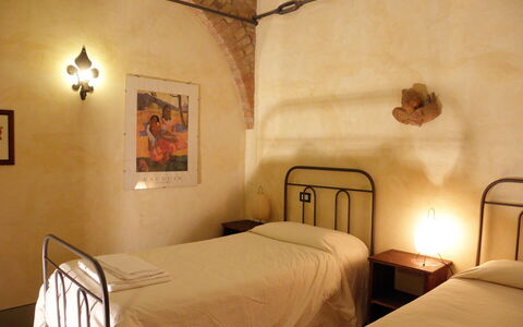 Appartamento Vele, Wifi, Near Perugia: Pared, Mueble, Diseño De Interiores, Cama, Habitación, Madera, Suelo, Techo, Piso, Sábana