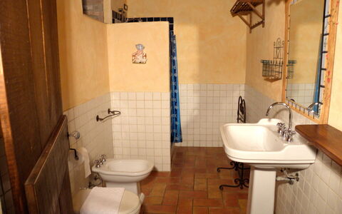 Appartamento Pietra Viva, Wifi, Near Perugia: Lavabo Del Baño, Piso, Arreglo De Tubería, Pared, Suelo, Diseño De Interiores, Baño, Madera, Lavabo, Grifo