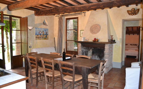 Appartamento Pietra Viva, Wifi, Near Perugia: Mueble, Piso, Madera, Silla, Mesa, Diseño De Interiores, Cocina Y Comedor Mesa, Suelo, Comedor, Habitación