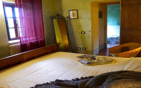 Appartamento Rustico, Wifi, Perugia: Cama, Habitación, Mueble, Sábana, Diseño De Interiores, Lecho, Suelo, Piso, Madera, Linos