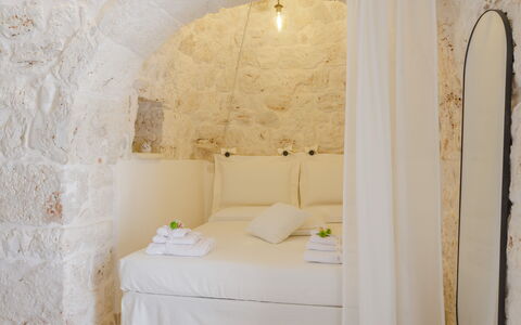 Trullo Quattro Carrini: Habitación, Linos, Cama, Lecho, Sábana, Pared De Piedra, Almohada