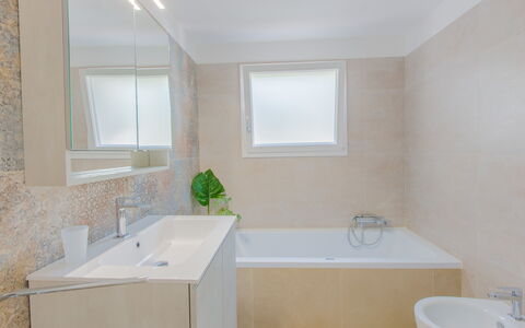 Casa Nonna Netta: Baño, Arreglo De Tubería, Bañera, Piso, Diseño De Interiores, Suelo, Grifo, Lavabo Del Baño, Lavabo, Plomería