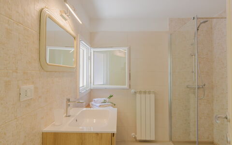 Casa Nonna Netta: Piso, Pared, Arreglo De Tubería, Baño, Suelo, Diseño De Interiores, Lavabo Del Baño, Grifo, Lavabo, Techo