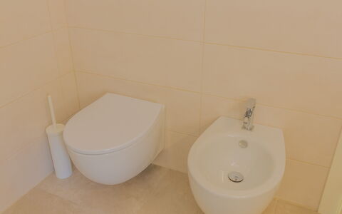 Casa Nonna Netta: Asiento Del Baño, Baño, Baño, Arreglo De Tubería, Piso, Suelo, Lavabo, Plomería, Bidé, Diseño De Interiores
