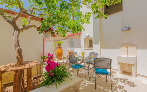 Casa Nonna Netta: Maceta, Planta De Casa, Silla, Mueble Para Exteriores, Manchas De Madera, Patio, Patio Interior, Hacienda, Patio, Diseño Floral