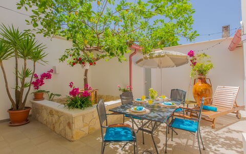 Casa Nonna Netta: Mueble, Maceta, Diseño De Interiores, Silla, Piso, Mesa, Suelo, Planta De Casa, Mueble Para Exteriores