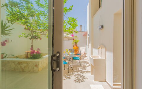 Casa Nonna Netta: Diseño De Interiores, Suelo, Maceta, Planta De Casa, Silla, Inicio De La Puerta, Mueble Para Exteriores, Diseño Floral