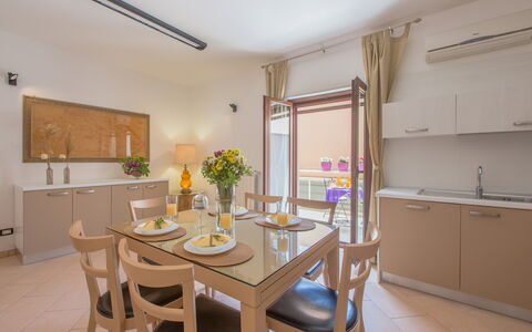 La Nuvola Sui Pedali: Mueble, Piso, Diseño De Interiores, Suelo, Cocina Y Comedor Mesa, Silla, Mesa, Departamento, Comedor, Mostrador