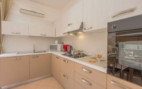 La Nuvola Sui Pedali: Cocina, Aparato De Cocina, Mostrador, Electrodoméstico, Madera, Gabinetes, Piso, Diseño De Interiores, Estufa De Cocina, Lavabo