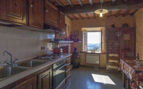 Casale La Pieve: Cocina, Mueble, Piso, Diseño De Interiores, Mostrador, Gabinetes, Aparato De Cocina, Electrodoméstico, Habitación, Casa