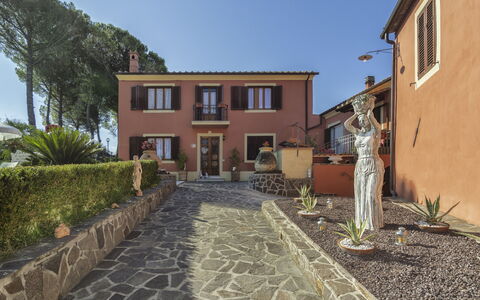 Casale La Pieve: Maceta, Casa, Puerta, Paisajismo, Inmuebles, Entrada De Coches, Jardín, Hacienda, Planta De Casa, Losa