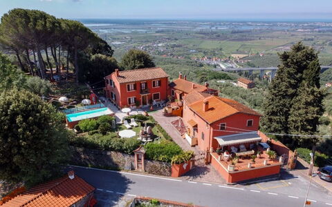 Casale La Pieve: Recurso, Piscina, Ciudad De Vacaciones, Mueble Para Exteriores, Eco Hotel, Villa, Hacienda, Pueblo De Montaña