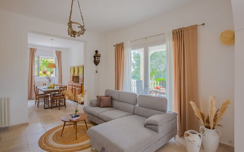 Villa Vera: Mueble, Diseño De Interiores, Piso, Sofá, Suelo, Madera, Sala, Habitación, Mesa, Casa