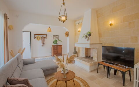 Villa Vera: Diseño De Interiores, Mueble, Piso, Madera, Techo, Suelo, Sala, Sofá, Encendiendo, Habitación
