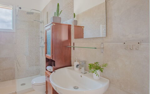 Villa Vera: Baño, Lavabo Del Baño, Arreglo De Tubería, Piso, Lavabo, Diseño De Interiores, Suelo, Grifo, Baño, Plomería