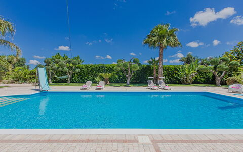 Trullo Poggio Con Piscina: Azul, Piscina, Recurso, Ocio, Sombra, Eco Hotel, Paisajismo, Zona Tropical, Ciudad De Vacaciones