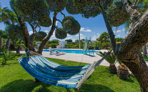Trullo Poggio Con Piscina: Azul, Árbol, Sombra, Ocio, Césped, Jardín, Piscina, Recurso, Eco Hotel, Paisajismo