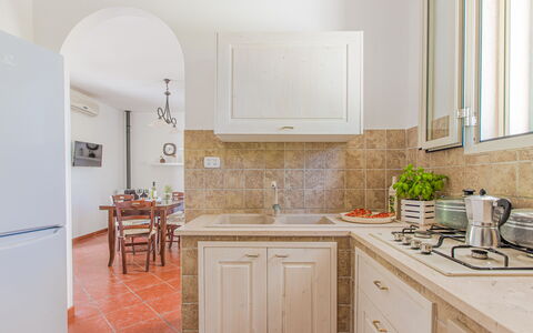 Trullo Poggio Con Piscina: Mostrador, Aparato De Cocina, Cocina, Diseño De Interiores, Gabinetes, Piso, Mueble, Electrodoméstico, Suelo, Techo