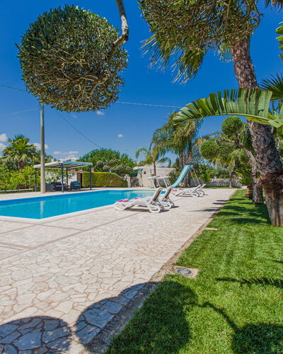 Trullo Poggio Con Piscina: Azul, Árbol, Sombra, Recurso, Piscina, Paisajismo, Eco Hotel, Inmuebles, Hacienda
