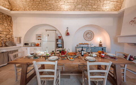 Masseria Le Monache: Mueble, Diseño De Interiores, Mesa, Cocina Y Comedor Mesa, Casa, Silla, Comedor, Techo, Habitación, Cocina