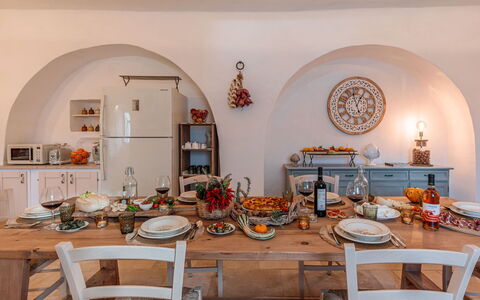 Masseria Le Monache: Mueble, Mesa, Cocina Y Comedor Mesa, Silla, Vajilla, Comedor, Casa, Planta De Casa, Utensilios Para Servir, Maceta