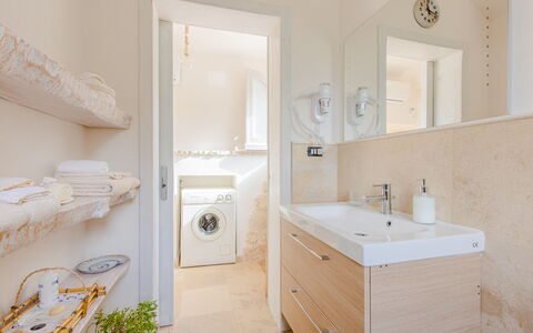 Trullo Della Quercia: Piso, Baño, Diseño De Interiores, Arreglo De Tubería, Suelo, Mueble De Baño, Lavabo Del Baño, Lavabo, Grifo, Techo