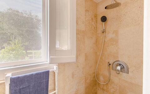 Trullo Della Quercia: Arreglo De Tubería, Pared, Baño, Piso, Plomería, Suelo, Grifo, Alcachofa De La Ducha, Ducha, Habitación