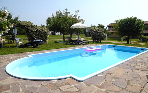 Silea Apartments, Pool, Garden, Treviso: Azul, Piscina, Material Compuesto, Recurso, Ocio, Sombra, Patio Interior, Hacienda, Yarda, Hotel