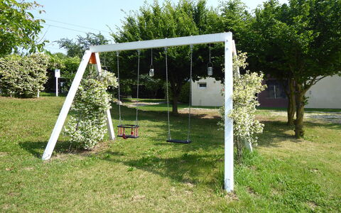 Silea Apartments, Pool, Garden, Treviso: Jardín, Columpio, Césped, Equipo De Juego Exterior, Sombra, Patio Interior, Yarda, Paisajismo, Parque, Patio De Recreo