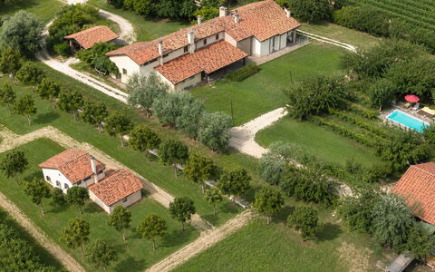 Silea Apartments, Pool, Garden, Treviso: Edificio, Casa, Barrio Residencial, Techo, Paisaje, Área Rural, Casa, Inmuebles, El Terreno Del Lote, Llanura
