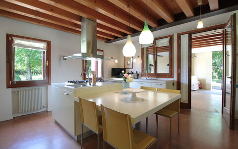 Silea Apartments, Pool, Garden, Treviso: Diseño De Interiores, Mueble, Piso, Lámpara, Madera, Cocina, Techo, Mostrador, Suelo, Casa