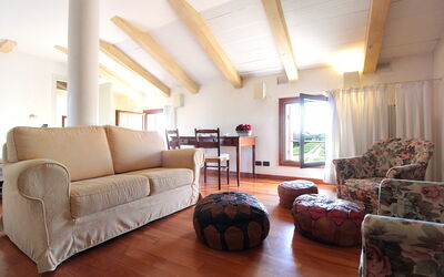 Terrace Apartment: Mueble, Diseño De Interiores, Piso, Suelo, Sofá, Habitación, Madera, Sala, Mesa, Textil