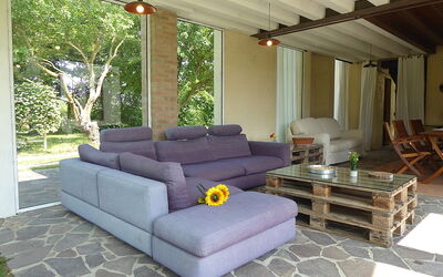 Andrea Apartment: Mueble, Sofá, Sala, Mesa De Café, Silla, Mueble Para Exteriores, Sombra, Madera Dura