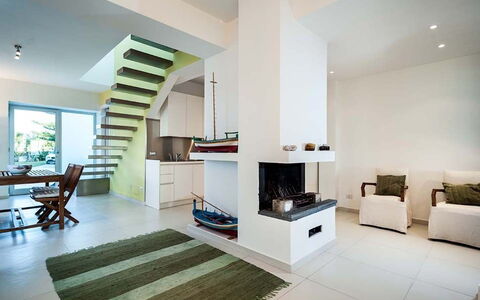 Cala Marina: Mueble, Diseño De Interiores, Piso, Suelo, Pared, Techo, Habitación, Madera, Sala, Sofá